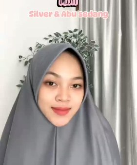 Model memakai hijab instan abu sedang
